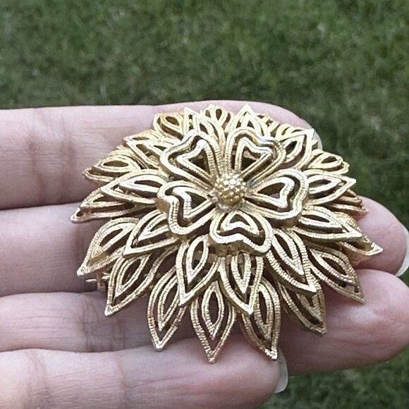 VTG Lisner Brooch Pin 1 7/8" Flower Starburst 3D Gold Tone Filigree Ornate Heart - Picture 3 of 8